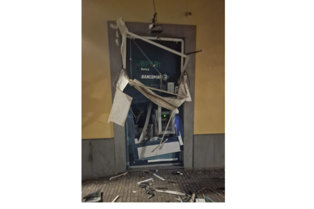 Varese Ligure, assalto al bancomat: due esplosioni all’alba, ladri in fuga