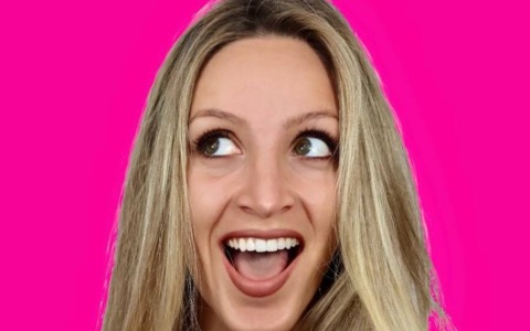 L’irresistibile comicità e la satira sociale di Giulia Musso al Teatro Auditorium delle Clarisse di Rapallo