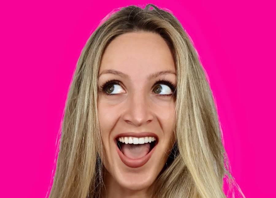 L’irresistibile comicità e la satira sociale di Giulia Musso al Teatro Auditorium delle Clarisse di Rapallo