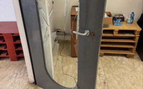 Atto vandalico nella notte alla sede di PD di Chiavari