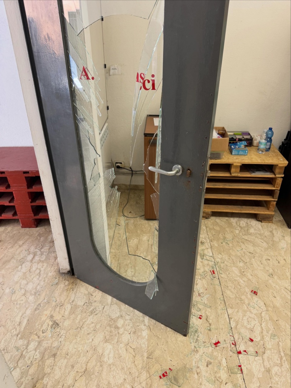 Atto vandalico nella notte alla sede di PD di Chiavari