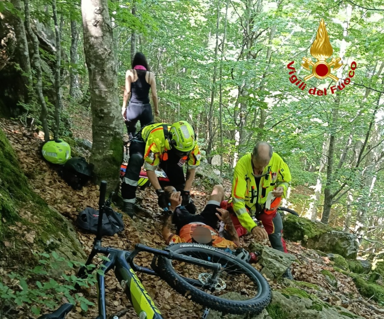Cade in mountain bike sul Monte Aiona: ciclista soccorso con l’elicottero Drago