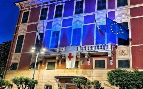 Lavagna celebra la Giornata dell’Europa: il Palazzo comunale illuminato di blu