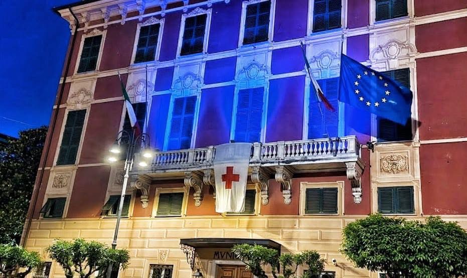 Lavagna celebra la Giornata dell’Europa: il Palazzo comunale illuminato di blu