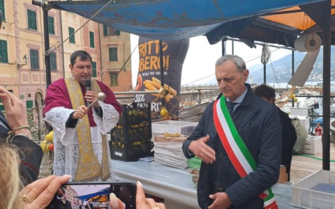 La Sagra del Pesce vince anche la pioggia: Camogli celebra una festa da 30 mila presenze