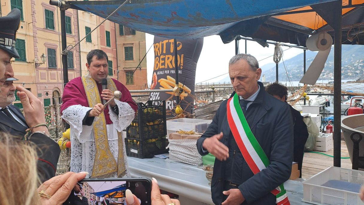 La Sagra del Pesce vince anche la pioggia: Camogli celebra una festa da 30 mila presenze