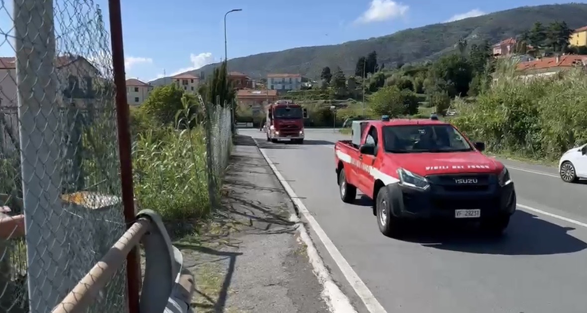 Fiamme vicino allo stadio Sivori