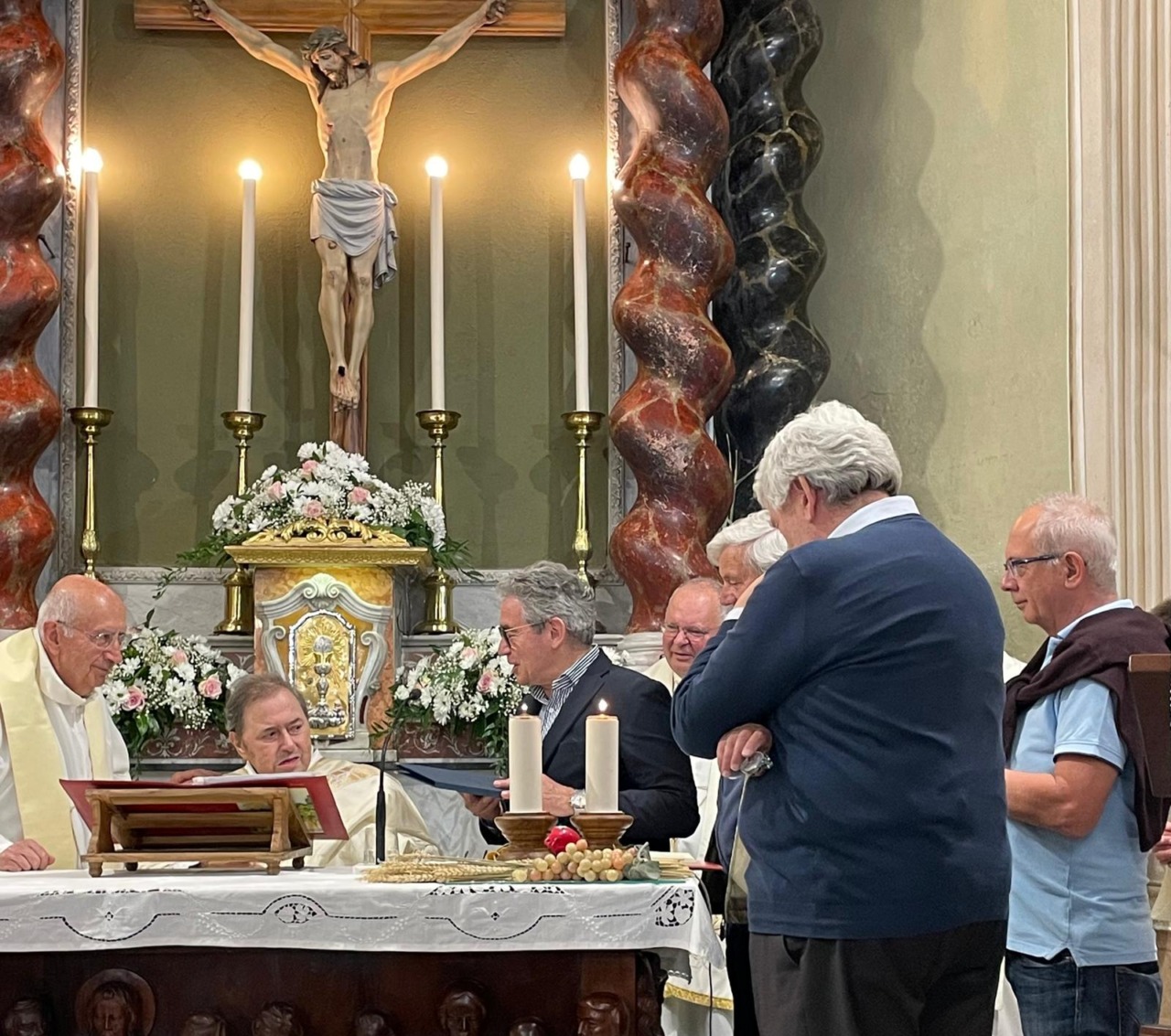 Recco celebra gli 80 anni di don Antonio Servetto con la consegna di una targa