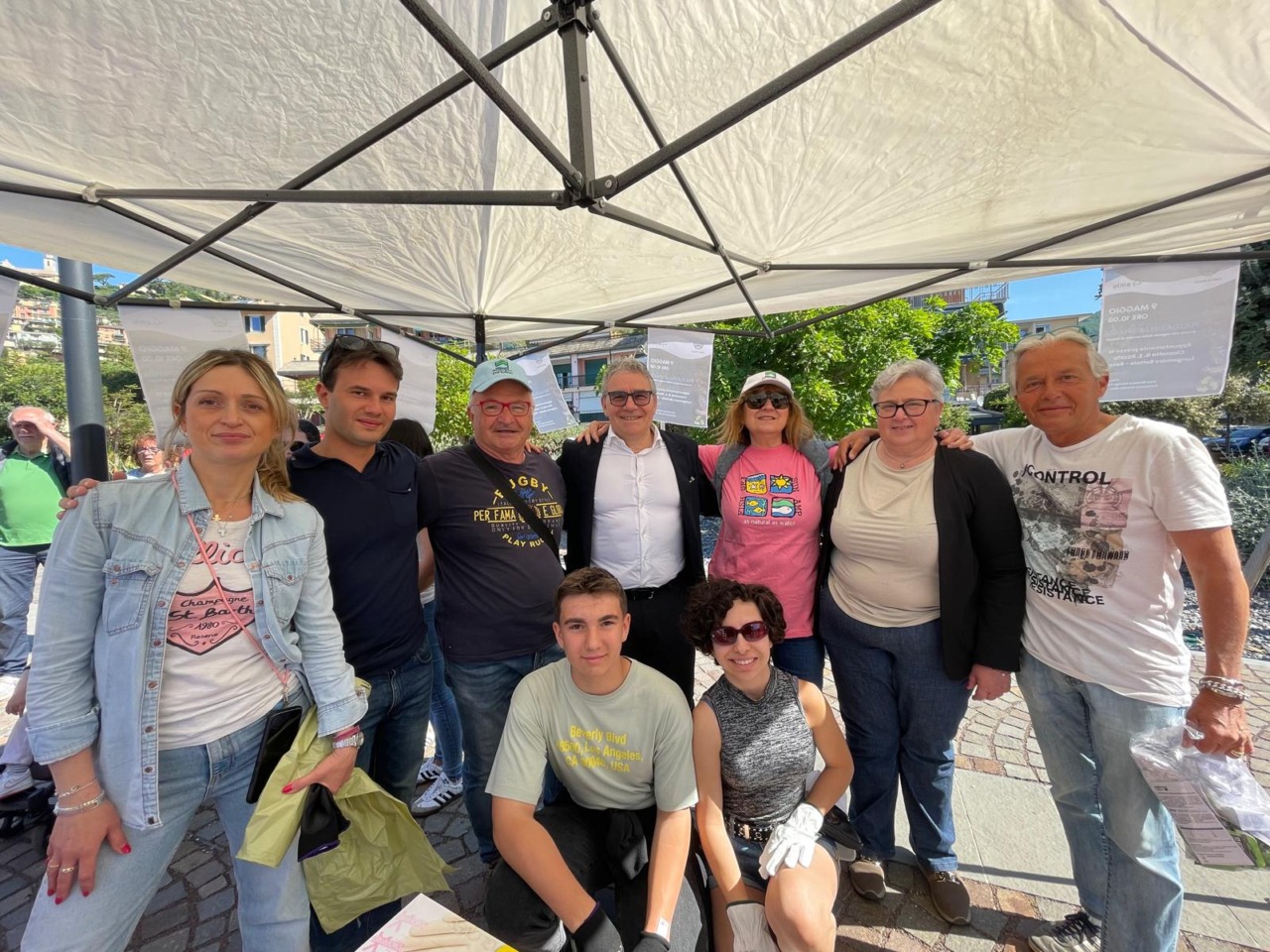 Gli studenti in campo per pulire la spiaggia centrale di Recco