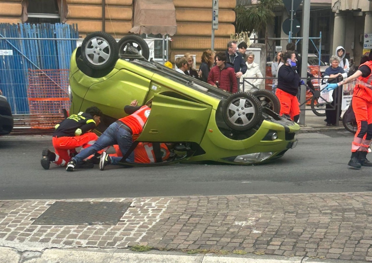 Chiavari, incidente alla rotatoria tra via Kasman e via Marconi: ferita una 21enne