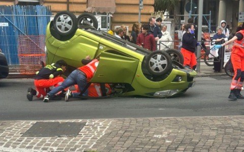 Chiavari, incidente alla rotatoria tra via Kasman e via Marconi: ferita una 21enne