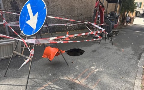 Cede canale delle acque meteoriche in salita Gianelli, modifiche alla viabilità a Chiavari