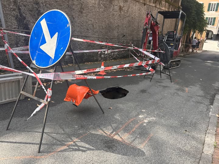 Cede canale delle acque meteoriche in salita Gianelli, modifiche alla viabilità a Chiavari