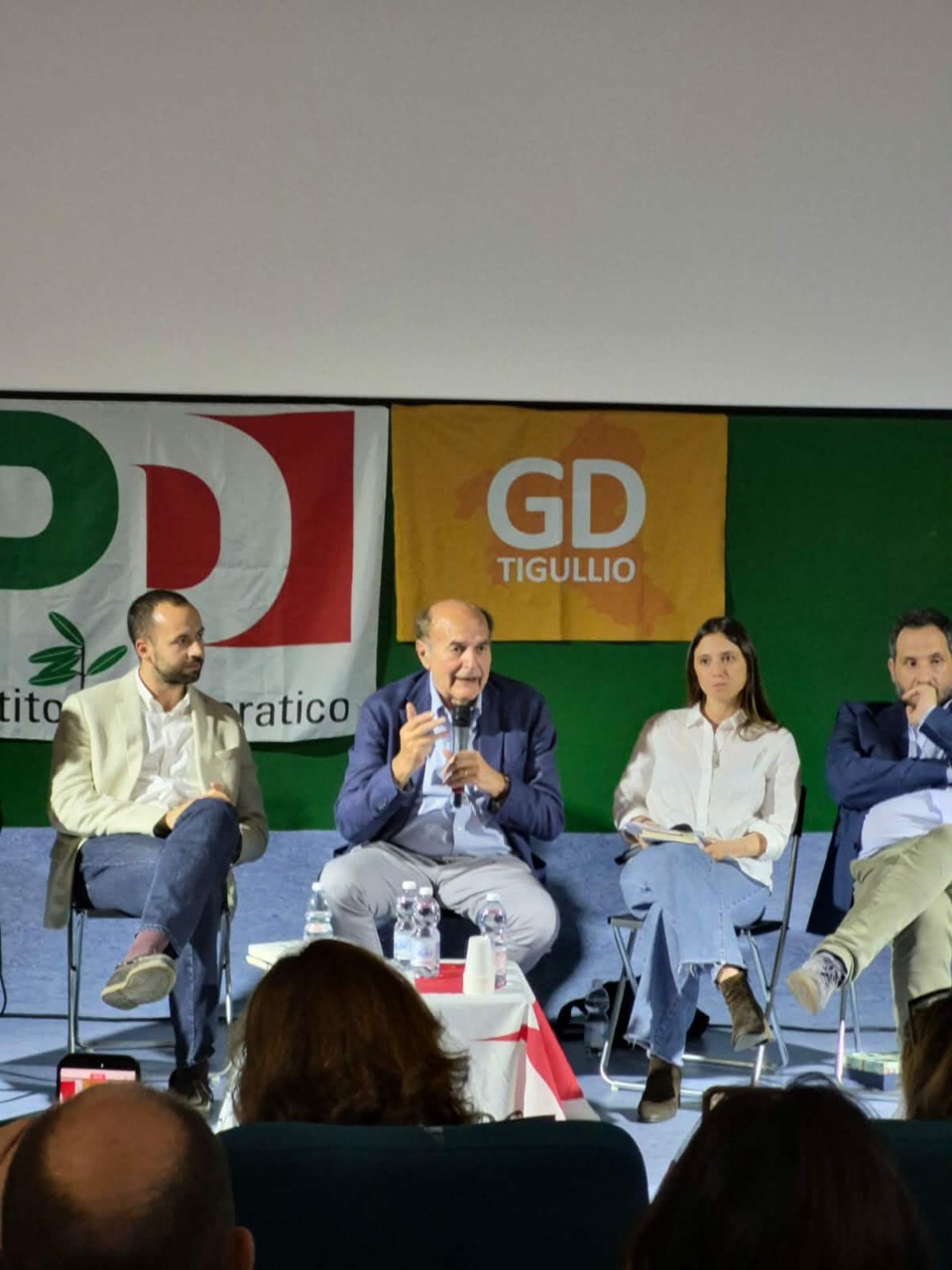 Sala gremita al Mignon di Chiavari per Pier Luigi Bersani