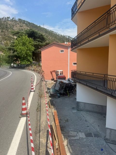 Camioncino precipita da un’altezza di cinque metri a Bargonasco
