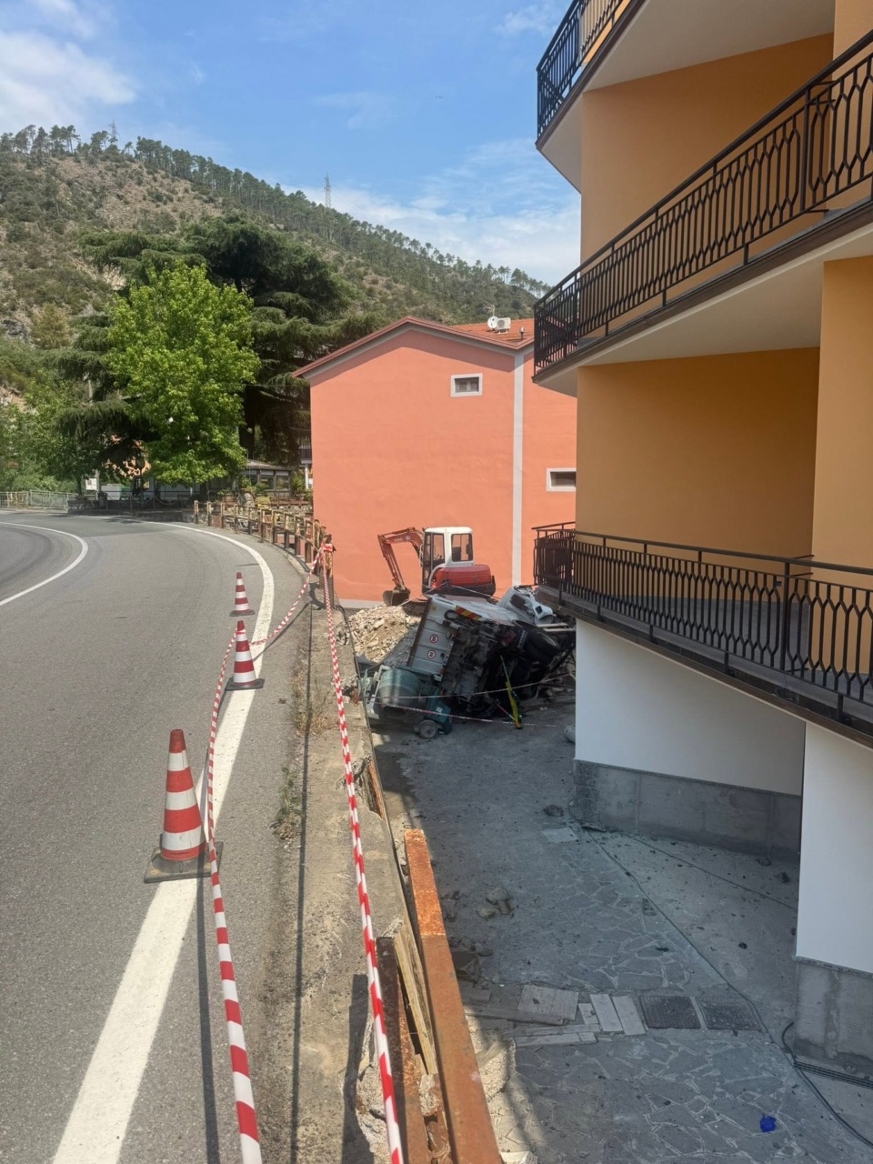Camioncino precipita da un’altezza di cinque metri a Bargonasco