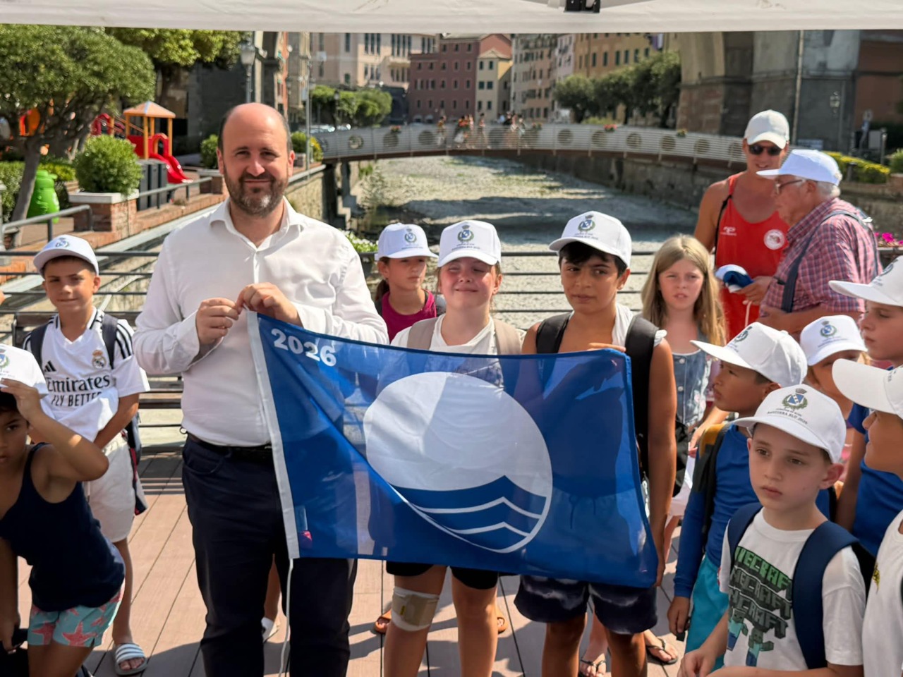 Sori rinnova la Bandiera Blu 2026: il vessillo consegnato dai bambini alla comunità