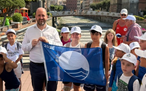 Sori rinnova la Bandiera Blu 2026: il vessillo consegnato dai bambini alla comunità