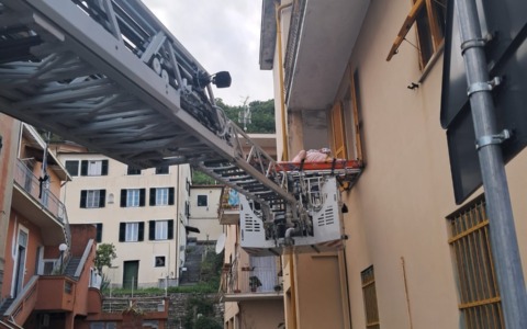 Chiavari: intervento congiunto di 118 e Vigili del Fuoco per una donna da trasportare in ospedale