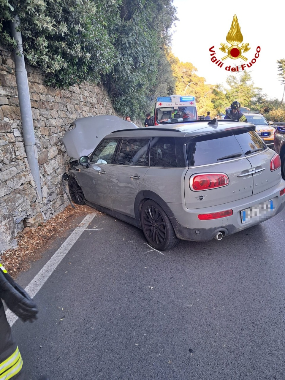 Perde il controllo dell’auto e sbatte contro un muro, incidente sull’Aurelia