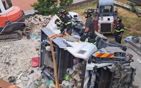 Camioncino precipita da un’altezza di cinque metri a Bargonasco