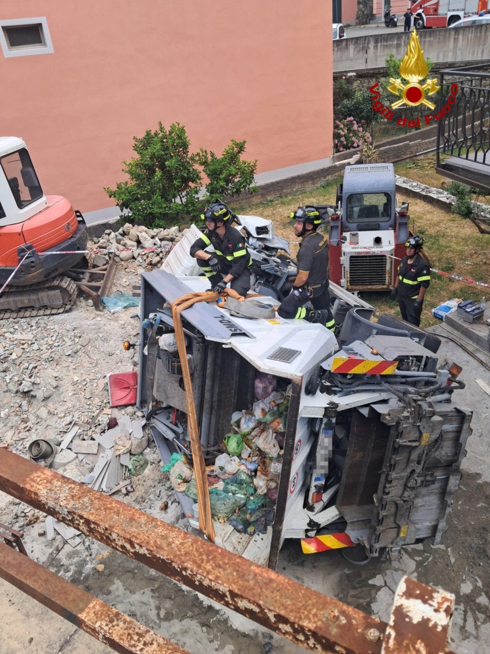 Camioncino precipita da un’altezza di cinque metri a Bargonasco
