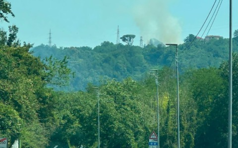 Camposasco, incendio in località Scoglio: in fiamme un palo dell’alta tensione