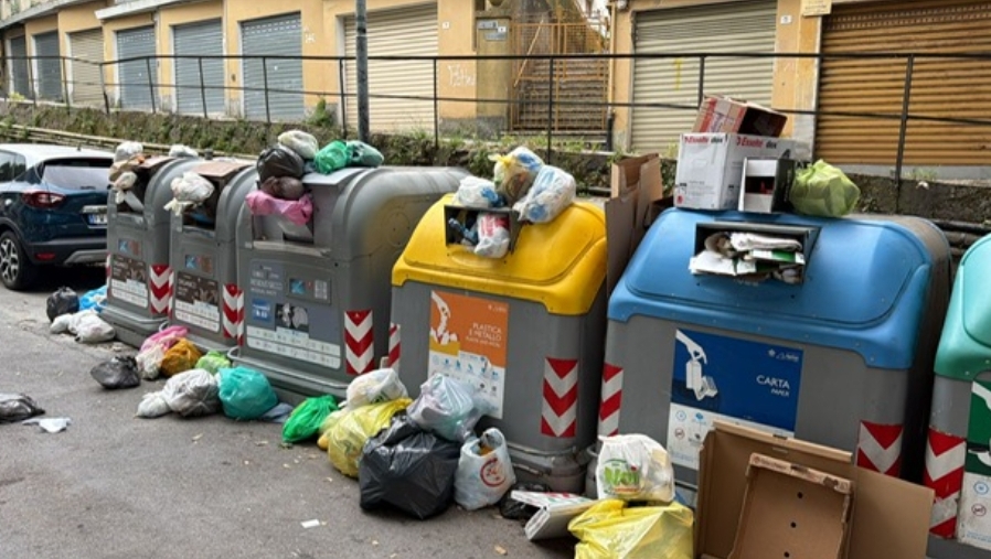 Rapallo, spazzatura e bidoni stracolmi: Carannante all’attacco della Giunta Ricci