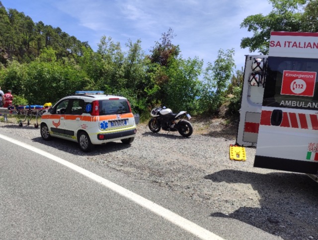 Ragazza perde il controllo della moto e finisce fuori strada sul Bracco