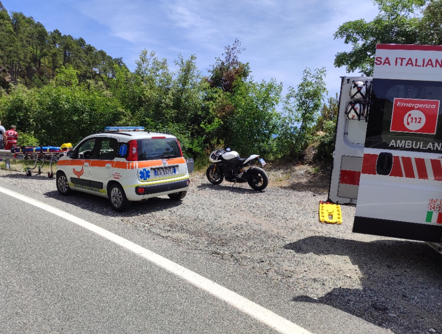 Ragazza perde il controllo della moto e finisce fuori strada sul Bracco