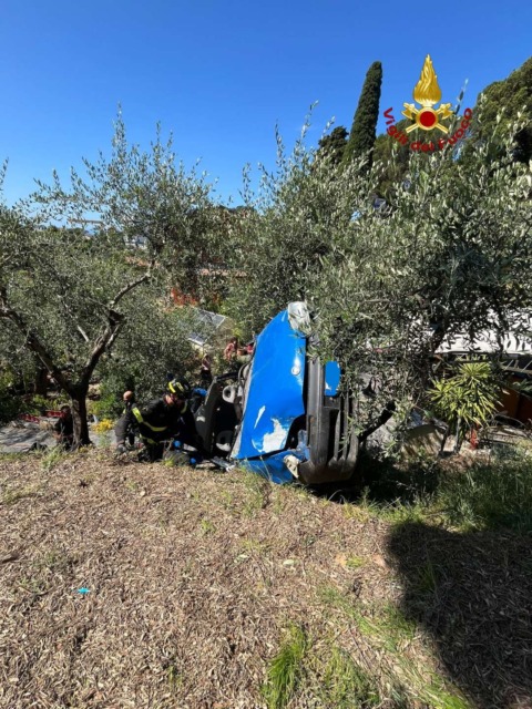 Trigoso, vola nella scarpata: soccorso anziano