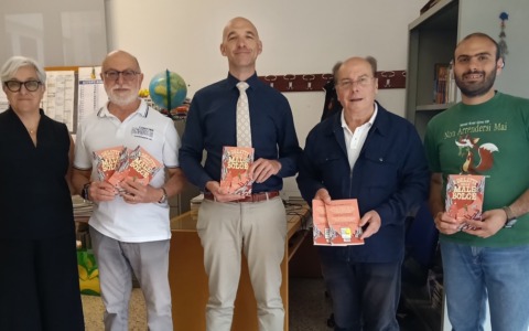 Santa in Giallo consegna i libri agli studenti della scuola media Vittorio G. Rossi
