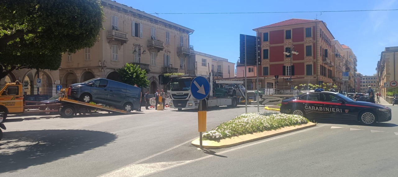 Lavagna, sosta selvaggia e incidente: bisarca bloccata in piazza Cordeviola e traffico in tilt in corso Buenos Aires