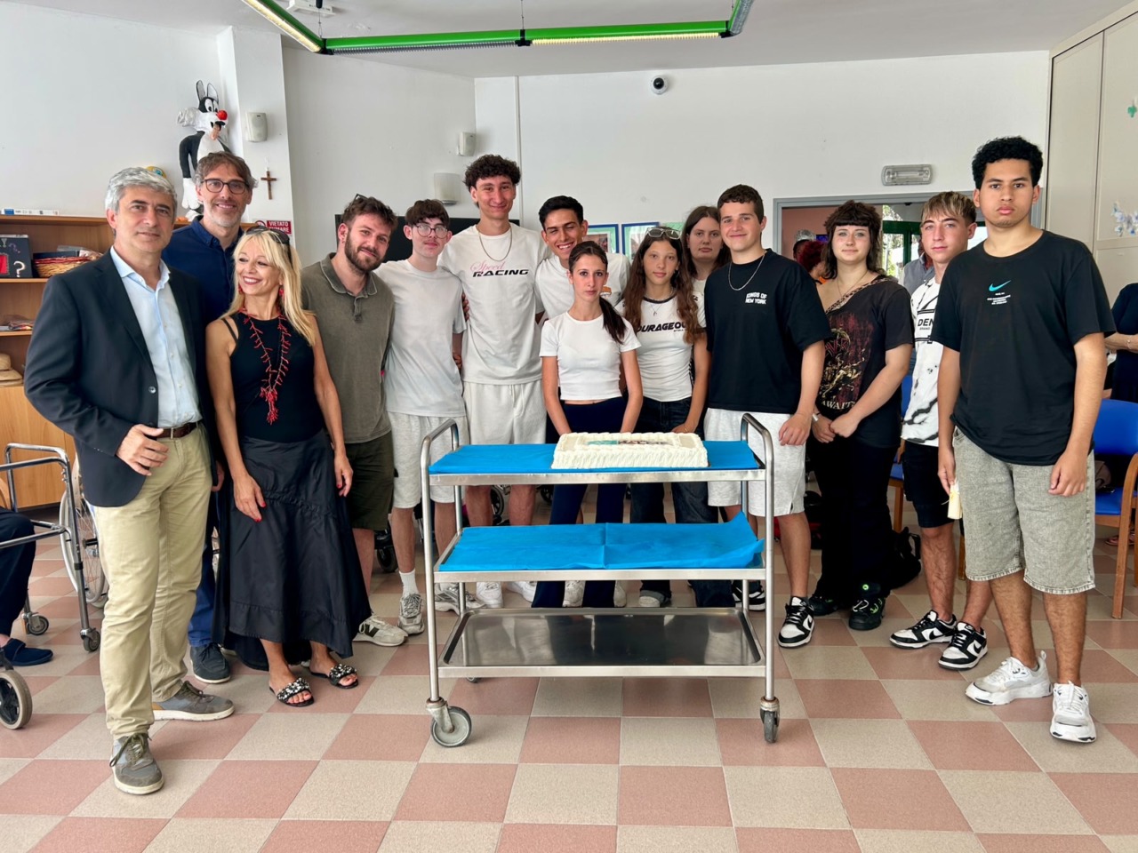 I ragazzi del Giannini regalano il logo alla struttura Le due Palme di Sestri Levante