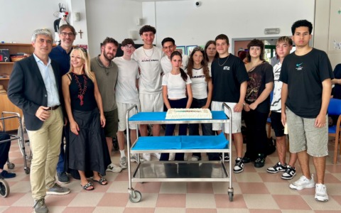 I ragazzi del Giannini regalano il logo alla struttura Le due Palme di Sestri Levante