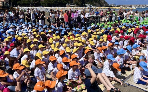 Festival Andersen, 5 classi di San Bartolomeo disertano il corteo dei bambini