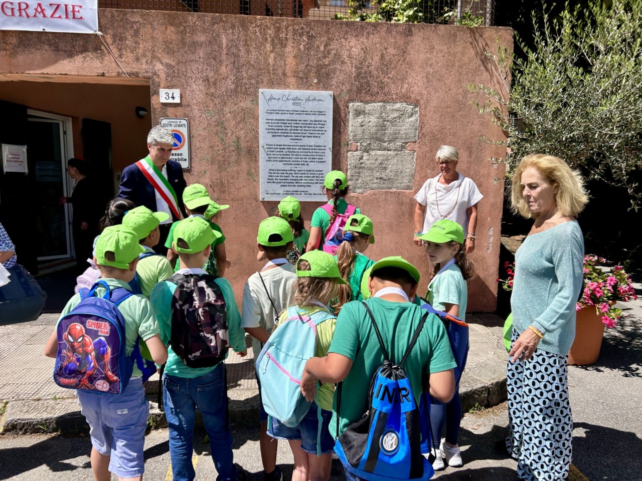 Sestri Levante rinnova l’incisione sul muro con le parole alla città di Hans Christian Andersen