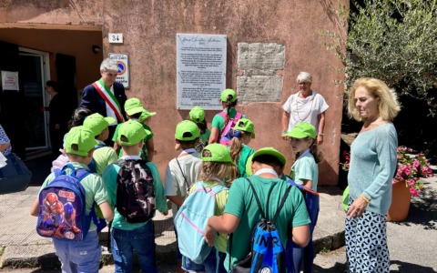 Sestri Levante rinnova l’incisione sul muro con le parole alla città di Hans Christian Andersen