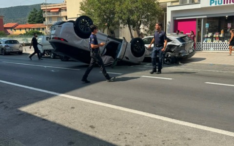 Auto si ribalta in via Nazionale