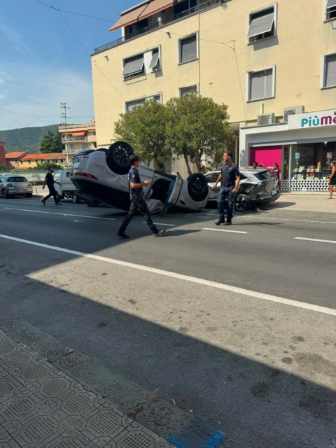 Auto si ribalta in via Nazionale