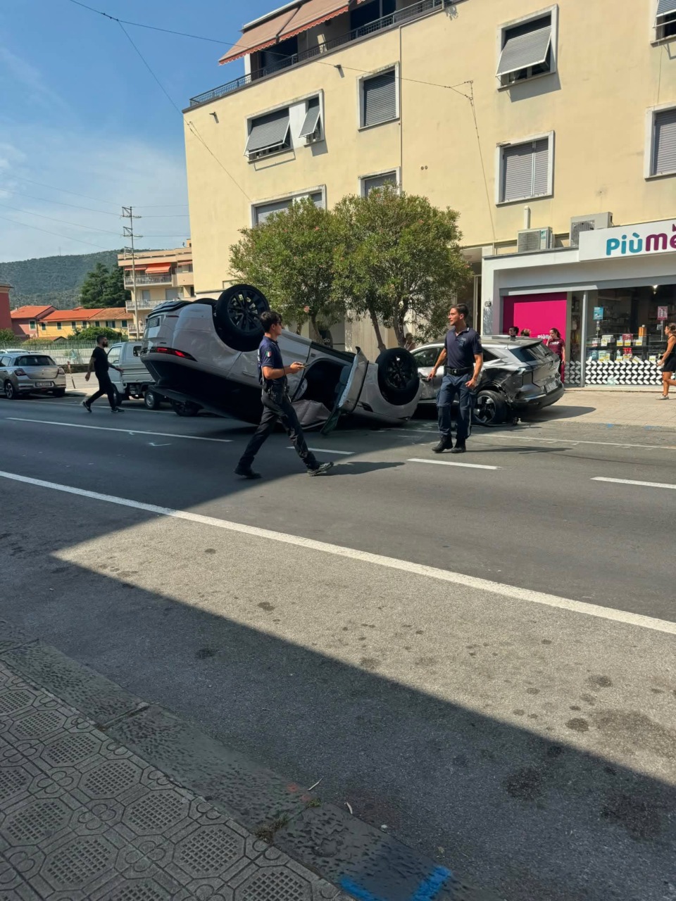 Auto si ribalta in via Nazionale