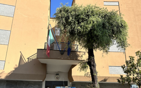In giro per Rapallo brandendo un manganello telescopico e aggredendo i poliziotti, arrestato