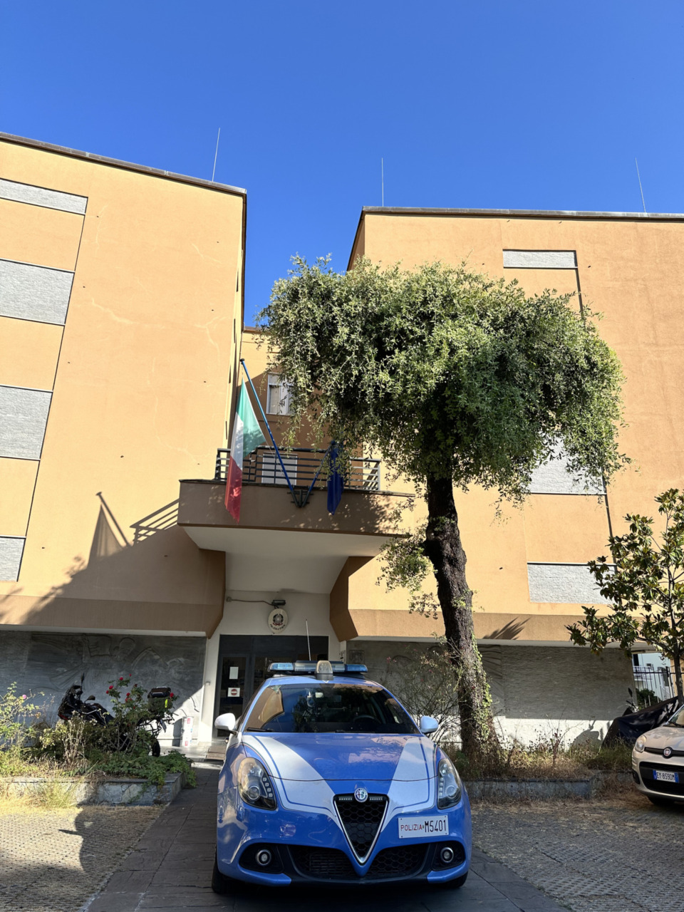 In giro per Rapallo brandendo un manganello telescopico e aggredendo i poliziotti, arrestato