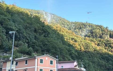 Incendio sulle alture di Carasco, fiamme domate a Mennuia di Paggi