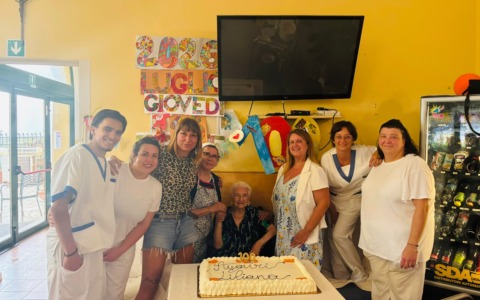 Cento candeline sulla torta per Liliana Carmela Santaniello