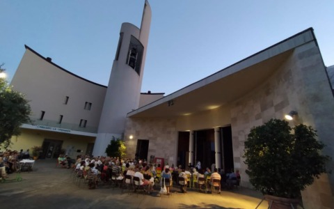 A Rapallo la messa diventa “unplugged”: sul sagrato di Sant’Anna per tutta l’estate