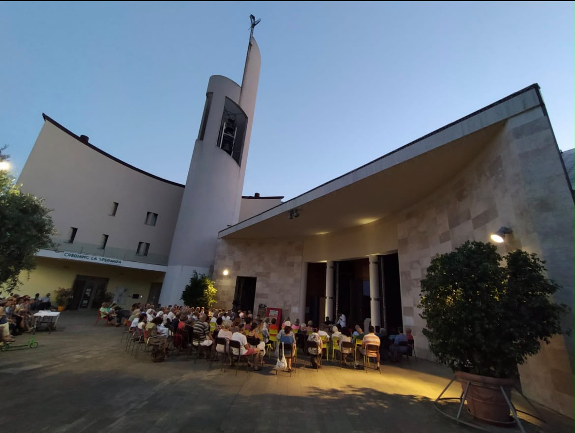A Rapallo la messa diventa “unplugged”: sul sagrato di Sant’Anna per tutta l’estate