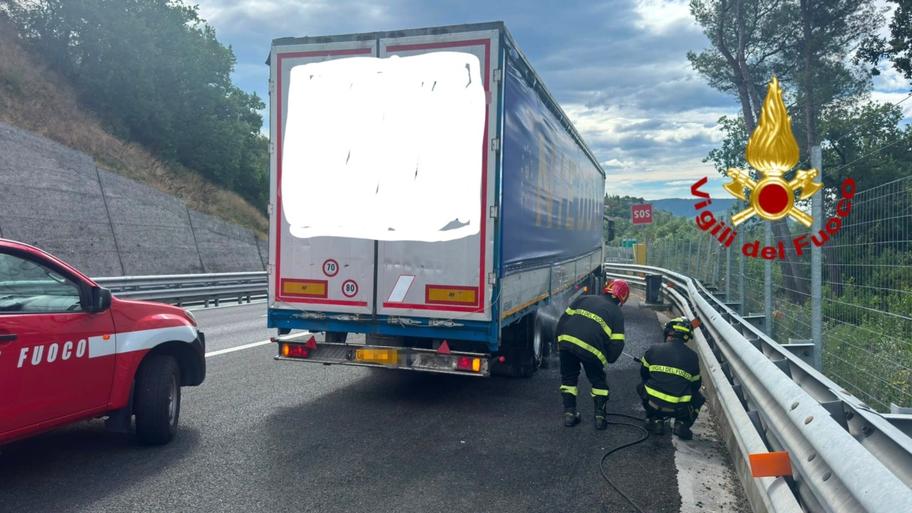 Camion con i freni in fumo, intervento dei Vigili del Fuoco