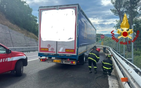 Camion con i freni in fumo, intervento dei Vigili del Fuoco