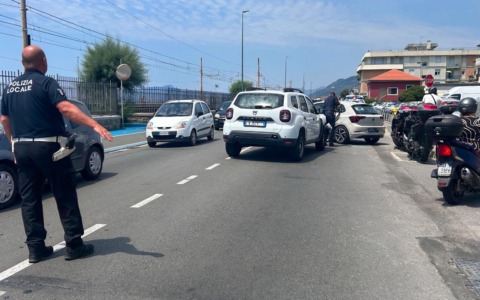 Incidente tra due auto lungo l’Aurelia, una persona ferita